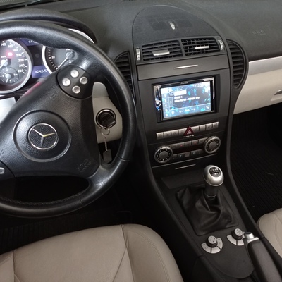 Mercedes SLK gyári rádió helyére Pioneer multimédia autórádió beépítve